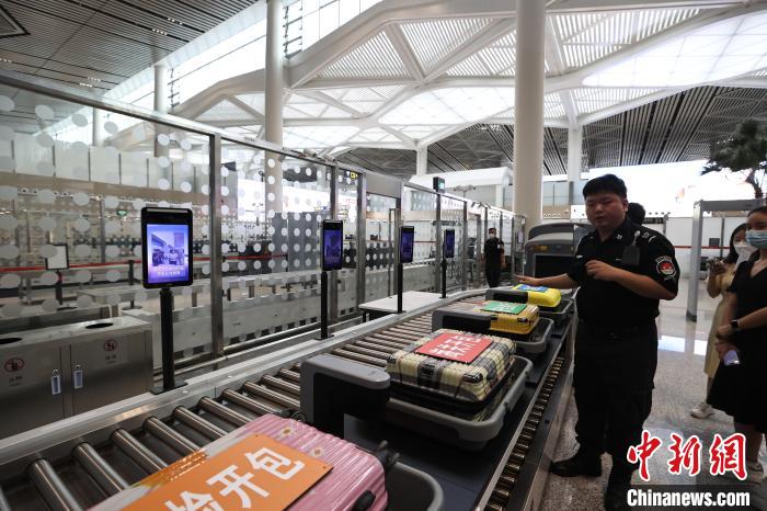 （高質(zhì)量發(fā)展調(diào)研行）探訪?？诿捞m國際機(jī)場(chǎng)封關(guān)運(yùn)作項(xiàng)目：將實(shí)現(xiàn)旅客“無感通關(guān)”
