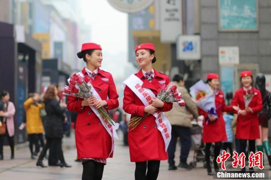 四川一高校開(kāi)“浪漫”課 情人節(jié)賣花掙學(xué)分 四川一高校開(kāi)“浪漫”課 情人節(jié)賣花掙學(xué)分