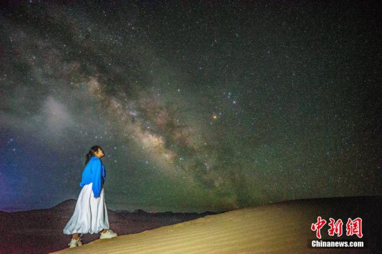 圖為6月20日晚，游客在西藏阿里暗夜公園與銀河“合影”。曹枝清 攝