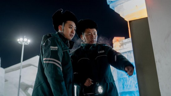 長春市冰雪新天地園區(qū)內(nèi)，長春市雙陽區(qū)供電公司工作人員正在檢查低壓配電箱。新華社記者 段續(xù) 攝