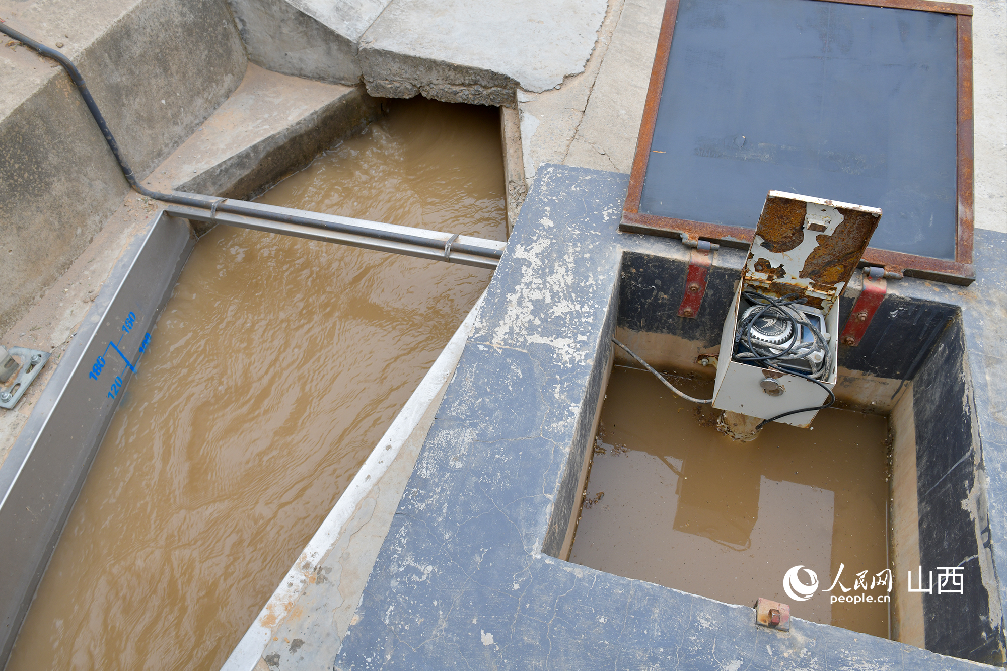 灌區(qū)渠口的計(jì)量設(shè)施。人民網(wǎng)記者 焦搏文攝