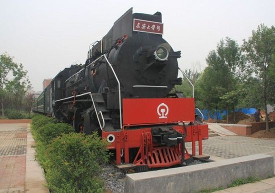 高校校園內(nèi)通火車成全國首個校內(nèi)通火車的大學 網(wǎng)友：校園是得有多大
