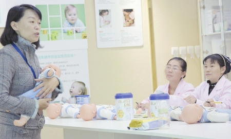 80后大學老師“煉”成月嫂 身價3萬 80后大學老師“煉”成月嫂 身價3萬