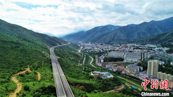 圖為航拍元江至蔓耗高速公路紅河段。云南建投集團(tuán)供圖