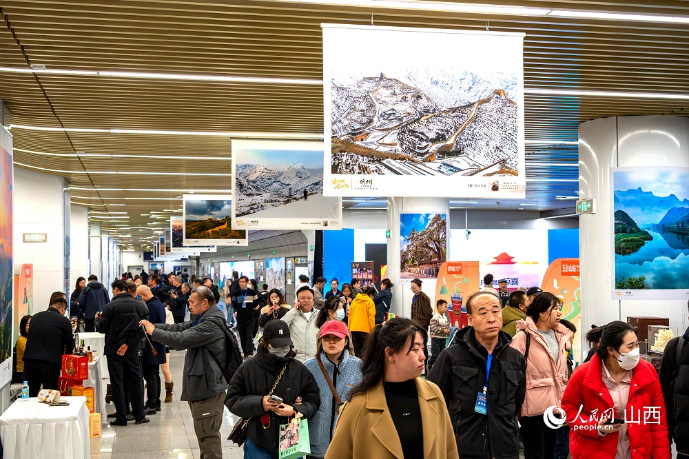 “相約忻州·盡享冬韻”暨“乘地鐵游山西”主題攝影展（忻州）在太原地鐵長風街站啟幕。