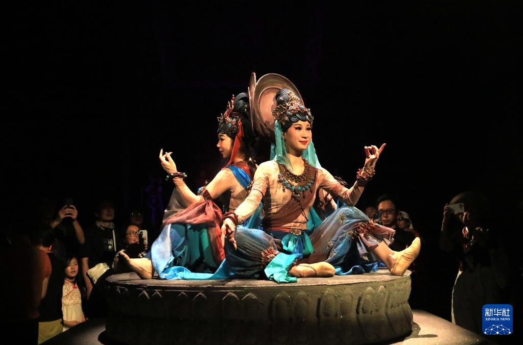 8月5日晚，游客在甘肅省敦煌市觀看大型洞窟式沉浸體驗(yàn)劇《樂(lè)動(dòng)敦煌》。 新華社發(fā)（張曉亮 攝）