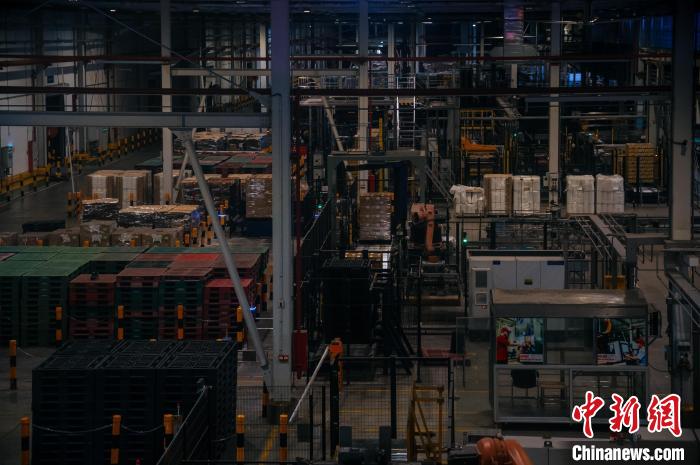 基地依托數(shù)字技術打造“黑燈工廠”?！±钅宪?攝