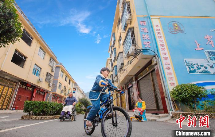 溪邳村一角?！菓c堂 攝