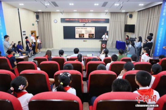 廣州中醫(yī)藥大學(xué)副校長(zhǎng)、廣東省中醫(yī)院院長(zhǎng)張忠德向?qū)W生講述“抗戰(zhàn)中的中醫(yī)藥”。吳遠(yuǎn)團(tuán) 攝