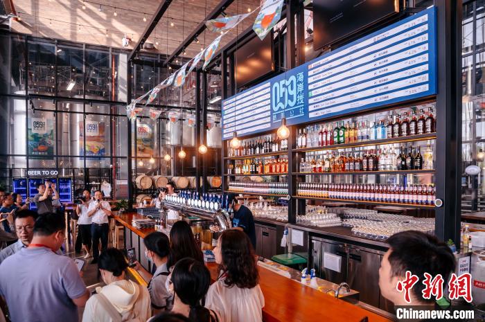 （高質(zhì)量發(fā)展調(diào)研行）莆田啤酒基地產(chǎn)能200萬噸/年依托數(shù)字技術打造世界級“黑燈工廠”