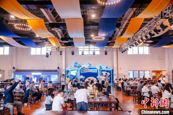 圖為基地內(nèi)的慕尼黑餐廳?！±钅宪?攝