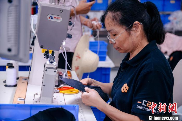 圖為員工在生產(chǎn)線工作。　李南軒 攝