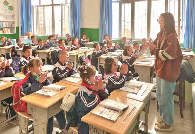 2023年5月,西北師范大學(xué)學(xué)生在新疆阿克蘇地區(qū)溫宿縣吐木秀克鎮(zhèn)第一小學(xué)實(shí)習(xí)支教。 卓杰攝