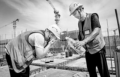 近日，多地迎來高溫天氣，圖為中鐵十二局工人在河北雄安新區(qū)大河片區(qū)安置房項(xiàng)目建設(shè)現(xiàn)場洗臉解暑。 新華社發(fā)