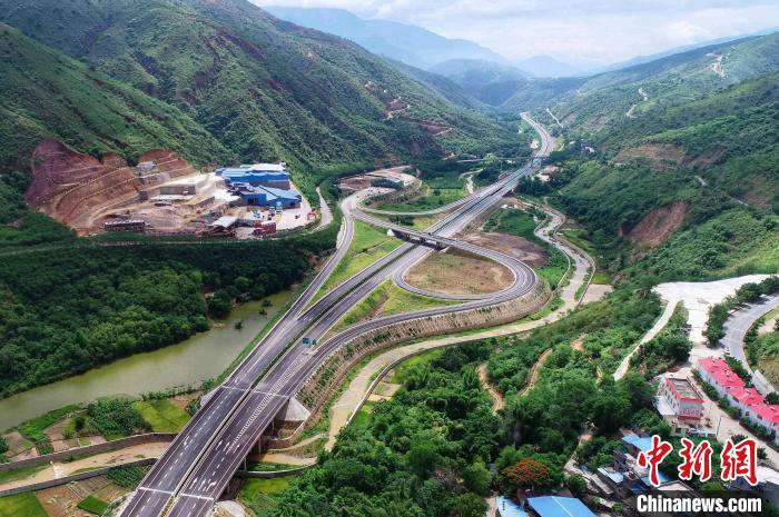 圖為航拍元江至蔓耗高速公路紅河段。云南建投集團(tuán)供圖