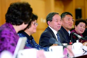 3月8日，全國政協(xié)舉行教育界別聯(lián)組會議，教育部部長袁貴仁右三到會聽取建議。