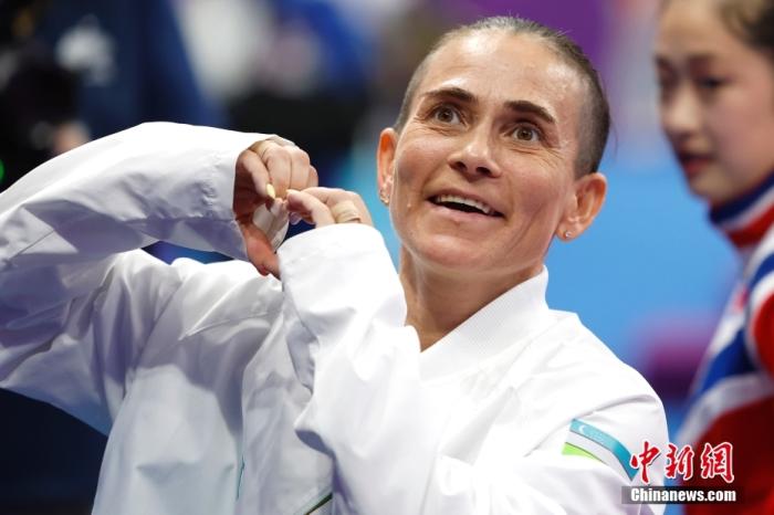 資料圖：9月28日，杭州第19屆亞運會競技體操女子跳馬決賽在黃龍體育中心體育館舉行。烏茲別克斯坦選手丘索維金娜以13.383分獲得該項目第四名。圖為丘索維金娜在賽后向觀眾比心。<a target='_blank' href='/'>中新社</a>記者 富田 攝