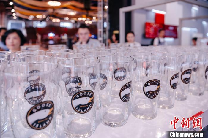 基地內(nèi)，各式啤酒文化周邊產(chǎn)品在出售。　李南軒 攝