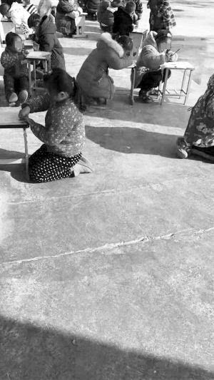 學(xué)生寒冬教室外跪地寫(xiě)作業(yè) 校方：不存在體罰