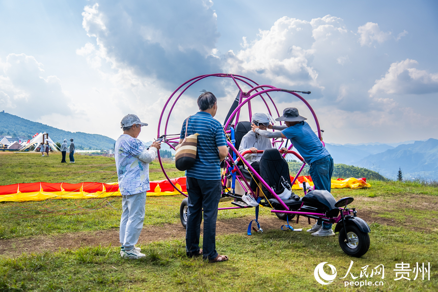 游客在野玉海飛行營(yíng)地解鎖山地新玩法。人民網(wǎng)記者 涂敏攝