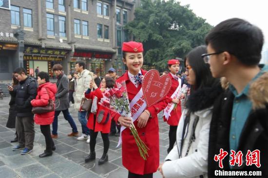 四川一高校開(kāi)“浪漫”課 情人節(jié)賣花掙學(xué)分 四川一高校開(kāi)“浪漫”課 情人節(jié)賣花掙學(xué)分