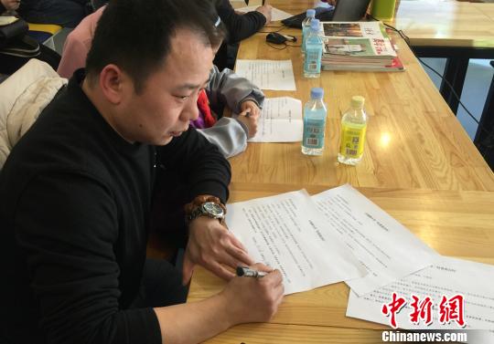 蘭州一小學爸爸與孩子簽“公約”約定父愛不缺位(圖)