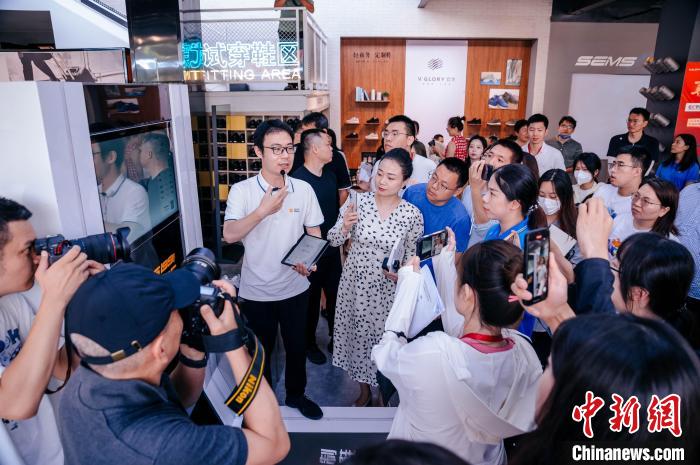 定制示范工廠可從腳型測量儀采集數(shù)據(jù)，按需進行“私人訂制”?！±钅宪?攝