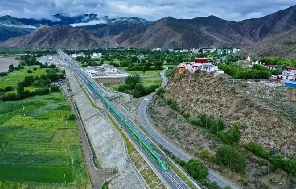 ?高原動集動車組。中國中車供圖。