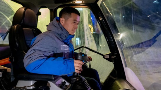 吉林市松花湖滑雪度假區(qū)內(nèi)，工作人員正駕駛壓雪車平整雪道。新華社記者 唐成卓 攝