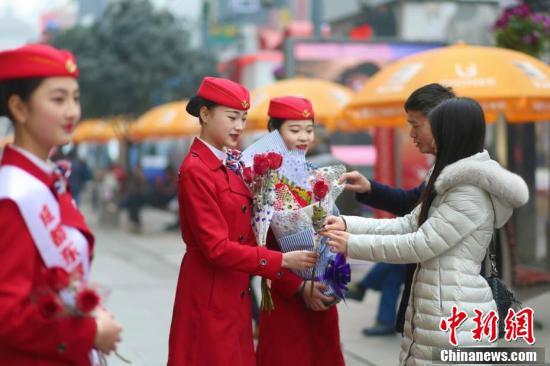 四川一高校開(kāi)“浪漫”課 情人節(jié)賣花掙學(xué)分 四川一高校開(kāi)“浪漫”課 情人節(jié)賣花掙學(xué)分