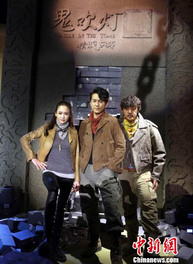 網(wǎng)絡(luò)自制劇《鬼吹燈之精絕古城》今日舉行發(fā)布會(huì),靳東、陳喬恩和趙達(dá)組成的探寶三人組首次集結(jié)亮相?!●R海燕 攝