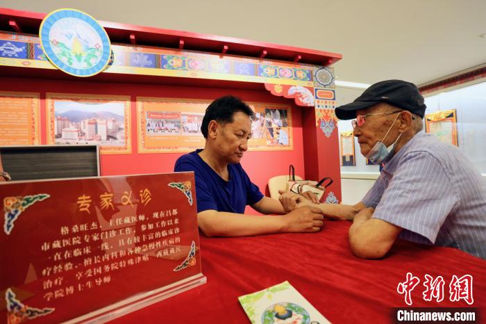 “藏韻瑰寶”藏醫(yī)四部醫(yī)典唐卡珍品展在天津美術(shù)館展出，展覽現(xiàn)場藏醫(yī)專家義診受歡迎?！⒖∩n 攝