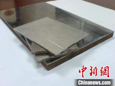 企業(yè)展示的金屬?gòu)?fù)合材料產(chǎn)品?！垕I子 攝