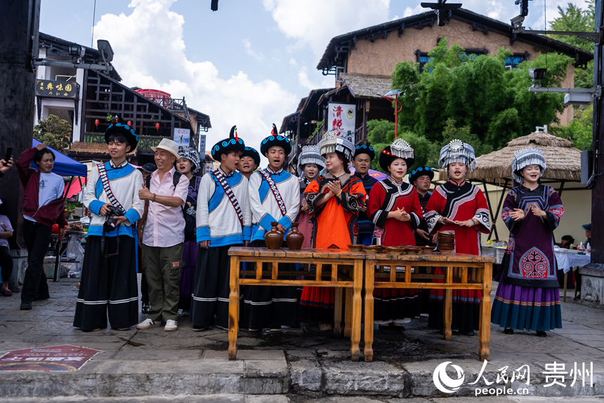 海坪文化小鎮(zhèn)里熱情的彝家“攔門酒”。人民網(wǎng)記者 涂敏攝