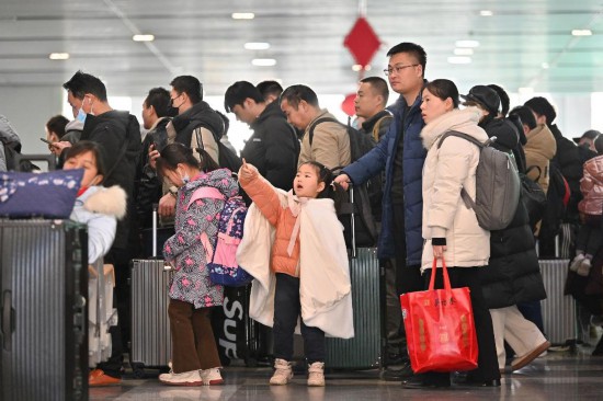 2月3日，家長帶領(lǐng)小朋友在北京豐臺站排隊檢票。新華社記者 宋為偉 攝