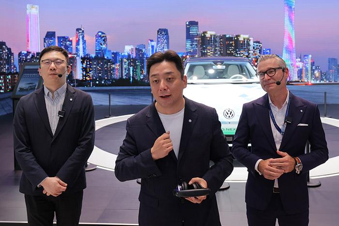 11月17日，上汽大眾汽車有限公司銷售與市場執(zhí)行副總經(jīng)理、上海上汽大眾汽車銷售有限公司總經(jīng)理俞經(jīng)民(中間)參加廣州車展展臺活動。 上汽大眾 供圖