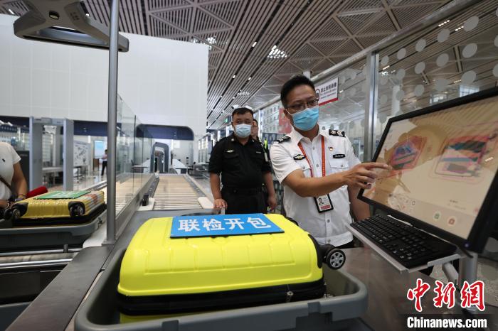 6月25日，在?？诿捞m國際機(jī)場(chǎng)T2航站樓，工作人員對(duì)完成改造的設(shè)備進(jìn)行模擬測(cè)試?！∈Y啟明 攝