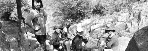 近日，資深驢友隨哥組織驢友到濟南仲宮太甲山游玩。圖為驢友正在山路上休息。隨哥供圖