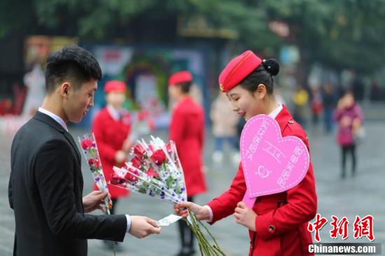 四川一高校開(kāi)“浪漫”課 情人節(jié)賣花掙學(xué)分 四川一高校開(kāi)“浪漫”課 情人節(jié)賣花掙學(xué)分