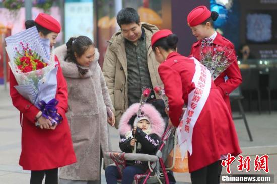 四川一高校開(kāi)“浪漫”課 情人節(jié)賣花掙學(xué)分 四川一高校開(kāi)“浪漫”課 情人節(jié)賣花掙學(xué)分