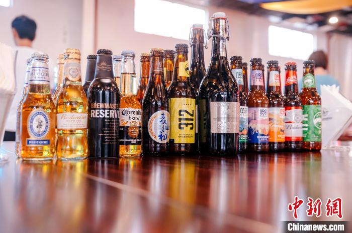 莆田基地主要生產(chǎn)全球旗艦品牌百威、科羅娜、貝克等啤酒，并生產(chǎn)雪津啤酒、雪山啤酒、藍妹啤酒等。　李南軒 攝