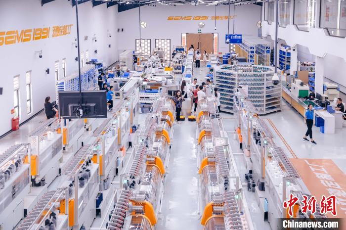 “高質(zhì)量發(fā)展調(diào)研行”主題采訪活動來到福建莆田雙馳鞋業(yè)個性化定制示范工廠?！±钅宪?攝