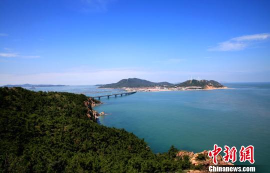 煙臺環(huán)境優(yōu)美、氣候宜人，遍布的海水浴場、濱海觀光景點為游艇帆船產(chǎn)業(yè)發(fā)展創(chuàng)造了條件。(資料圖) 楊兵 攝