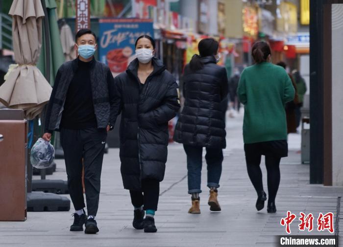 圖為市民穿羽絨服出行?！●R銘言 攝